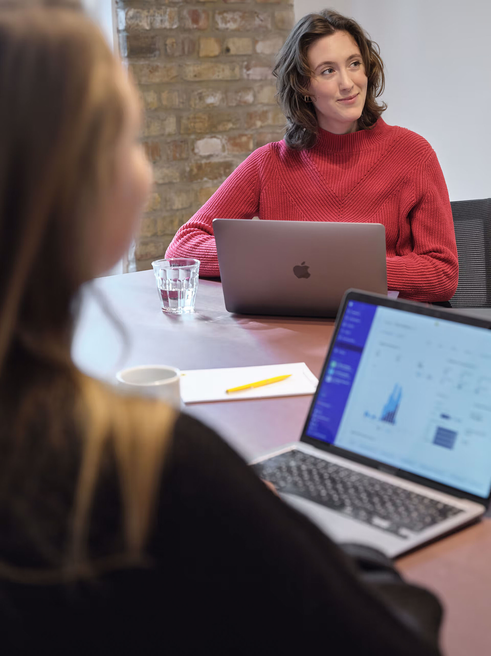 Dos señoras en una reunión en una de las muchas salas de reuniones de los locales de Stayery